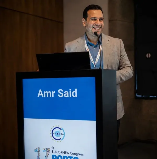 أ.د. عمرو سعيد محاضراً على منصة مؤتمر EuCornea الأوروبي للقرنية في بورتو