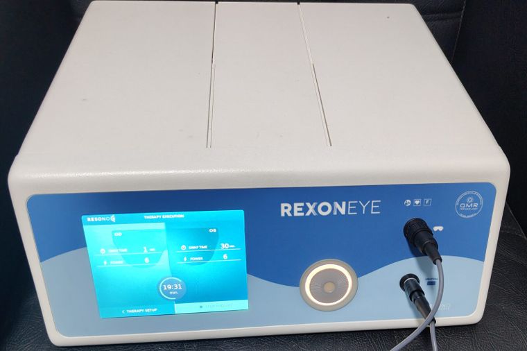 جهاز Rexon-Eye لعلاج جفاف العين أثناء جلسة علاجية داخل مركز الأستاذ الدكتور عمرو سعيد بالإسكندرية